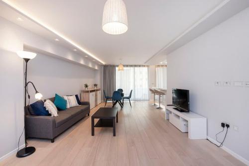 a living room with a couch and a tv at Big and Bright London Bridge unit in London