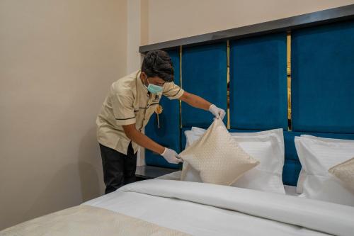 Una cama o camas en una habitación de Perfectstayz Value Aalaya suites