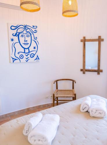 une chambre avec un lit avec deux serviettes dessus dans l'établissement Superb Villa, Incredible sea view Heated swim pool, à Sainte-Maxime