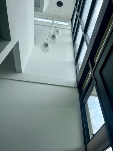 a room with white ceilings and windows at Ruime slaap kamer met werkplek en privé badkamer Leeuwarden bij Jacqueline in Leeuwarden