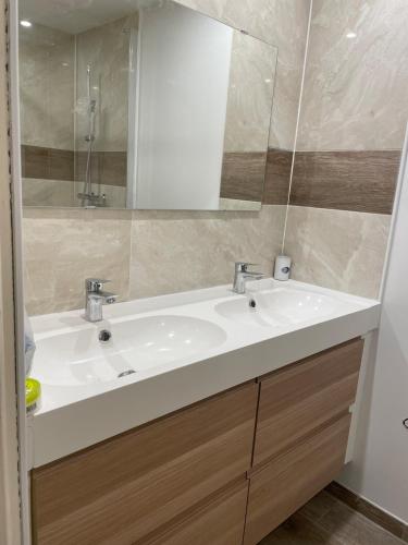 une salle de bain avec un lavabo blanc et un miroir dans l'établissement Maison du Bonheur Newly renovated house, private garden and 12x4m mooring, à Port Grimaud