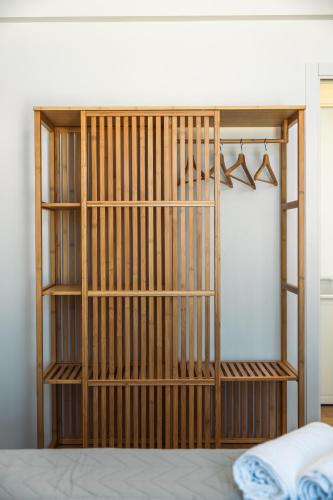 a book shelf in a bedroom with a bed at Domira - Casa Vacanze Fronte Mare in Scoglitti