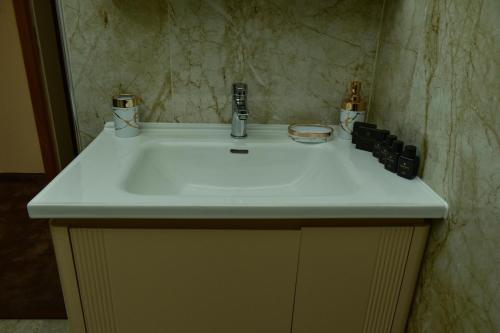 a white sink in a bathroom with at Villa Vakanica in Petrich