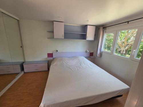 Un dormitorio con una cama blanca y una ventana. en La Vigne, en Lecci