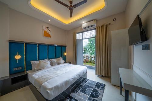 Postel nebo postele na pokoji v ubytování Perfectstayz Aalaya suites