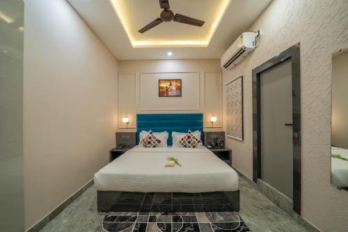 Una cama o camas en una habitación de Perfectstayz Value Aalaya suites
