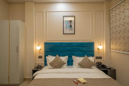 Una cama o camas en una habitación de Perfectstayz Value Aalaya suites