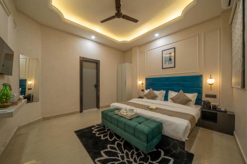 Una cama o camas en una habitación de Perfectstayz Value Aalaya suites