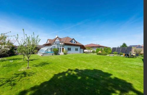 Entire 2nd floor of Villa with 3bedroom with large garden,BBQ,pool,sauna,free parking