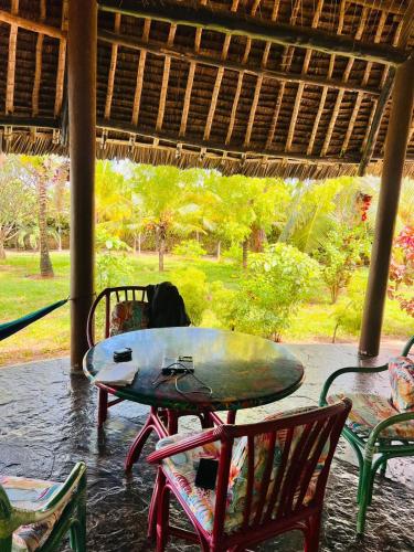 Taman di luar Rayoh Villa Sultan Kikambala