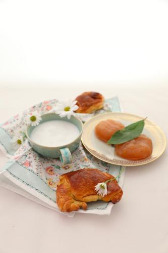 een tafel met twee borden eten en een kom melk bij MaGa House in Catania