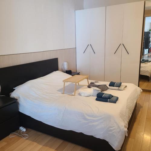 - une chambre avec un grand lit et une table dans l'établissement Loft de 130 m2 avec spa et billard au cœur de BREST, à Brest