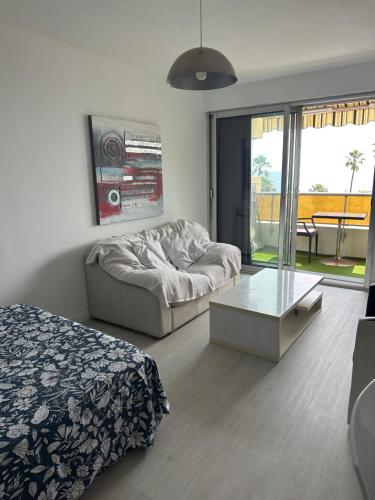 un salon avec un canapé et une table en verre dans l'établissement Appartement vue mer CALIFORNIE PROMENADE DES ANGLAIS, à Nice