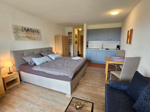 una camera da letto con un letto grande e una cucina di "Arberblick" im Ferienland Sonnenwald Arberblick a Schöfweg