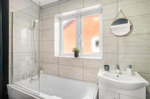 Koupelna v ubytování Sharp Close 4 Bedroom, 2 Bathroom in Aylesbury