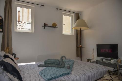 une chambre avec un lit avec un cygne dessus dans l'établissement Le Spot Central - Calme - Cosy, à Mâcon