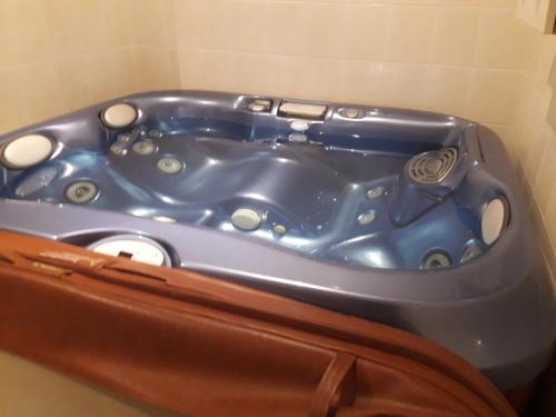 d'une baignoire bleue installée dans l'angle d'une pièce. dans l'établissement Loft de 130 m2 avec spa et billard au cœur de BREST, à Brest