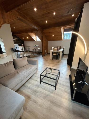 un salon avec un canapé et une table dans l'établissement Au pied du château T3, à Lourdes