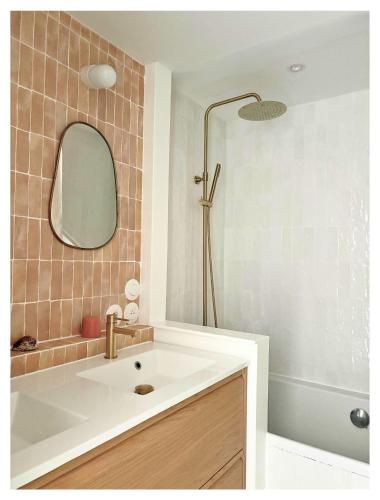 une salle de bain avec un lavabo et un miroir dans l'établissement Chouk House - Idéal Famille avec Terrasse, à Bordeaux