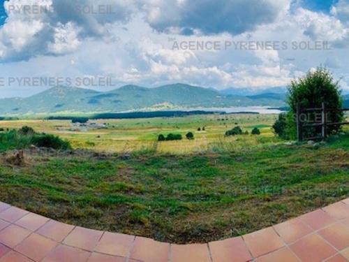 une vue sur un champ avec des montagnes en arrière-plan dans l'établissement Charmant T2 4 couchages, proche centre et remontées Les Angles - FR-1-295-155, aux Angles