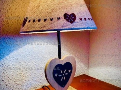 une lampe avec un cœur sur le côté dans l'établissement Charmant T2 4 couchages, proche centre et remontées Les Angles - FR-1-295-155, aux Angles
