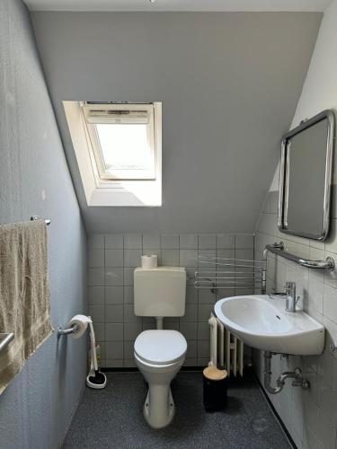 a small bathroom with a toilet and a sink at Nathanael Ferienwohnung mit Küche, WLAN & 4 Schlafzimmern in Werne an der Lippe