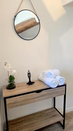 un miroir sur une table en bois avec des serviettes dans l'établissement 