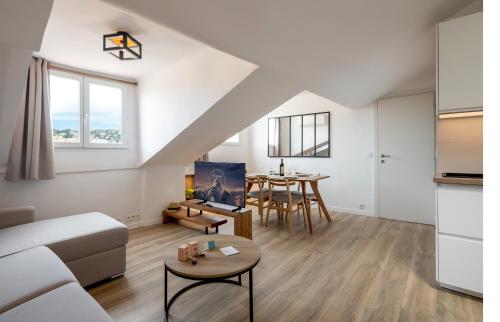 un salon avec un canapé et une table dans l'établissement 