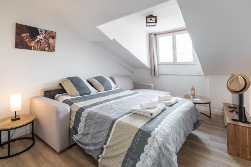 - une chambre blanche avec un lit et une couverture bleue dans l'établissement 