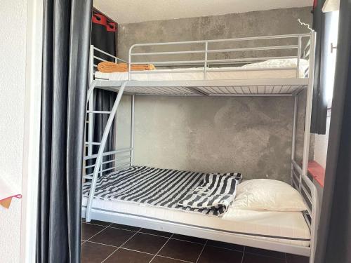 - un lit superposé vide dans une petite chambre dans l'établissement Studio 5 Pers. à 100m des Pistes, Balcon N/O, Proche Commerces - Risoul 1850 - FR-1-330-570, à Risoul