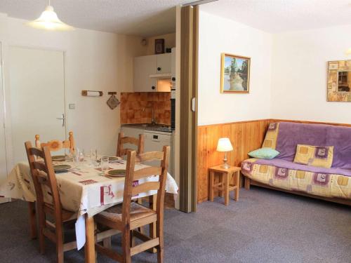 une cuisine et une salle à manger avec une table et un lit dans l'établissement Studio cabine avec coin nuit, 6 couchages, balcon, centre station Vars Les Claux, proche pistes et commerces - FR-1-330B-198, à Vars