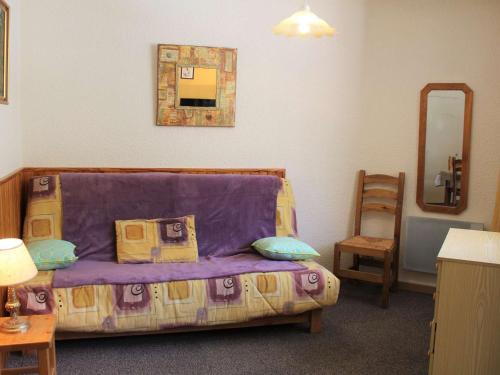 a living room with a couch and a mirror at Studio cabine avec coin nuit, 6 couchages, balcon, centre station Vars Les Claux, proche pistes et commerces - FR-1-330B-198 in Vars