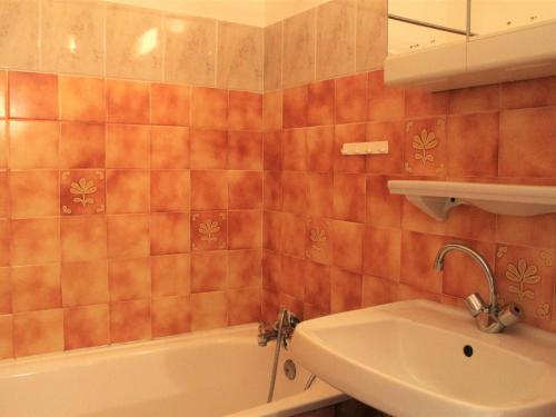a bathroom with a bath tub and a sink at Studio cabine avec coin nuit, 6 couchages, balcon, centre station Vars Les Claux, proche pistes et commerces - FR-1-330B-198 in Vars