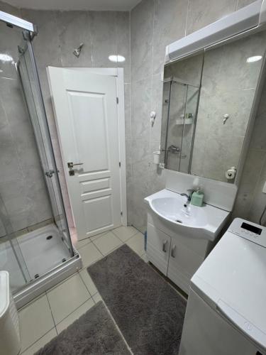 Un baño con ducha, lavabo y espejo. en Pine&Sea Beach Retreat, en Sveti Stefan