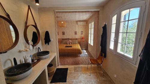 une salle de bain avec deux lavabos et une grande douche dans l'établissement Villa Calou à Vaison, à Vaison-la-Romaine
