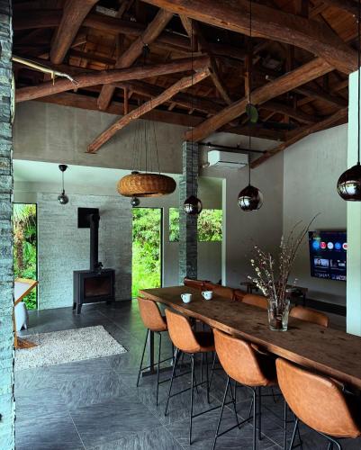 a dining room with a table and chairs and a stove at IGUANA Villa COSTA LATINA IWAI BEACH イグアナヴィラ in Wada