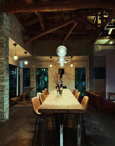 a dining room with a table and chairs at IGUANA Villa COSTA LATINA IWAI BEACH イグアナヴィラ in Wada