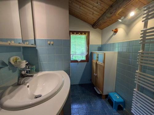 une salle de bain avec une baignoire, un lavabo et une fenêtre dans l'établissement Chalet familial 8 pers, calme, nature à Beaufort - FR-1-342-335, à Beaufort