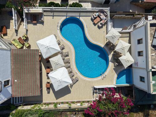 an overhead view of a swimming pool with umbrellas at Queen Otel in Bodrum City