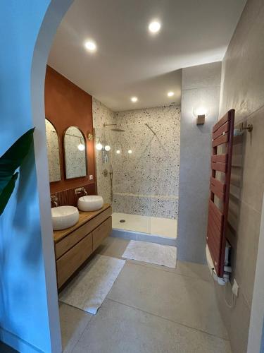 une salle de bain avec deux lavabos et une douche dans l'établissement Duplex avec grande terrasse vieux port parking gratuit, à Marseille