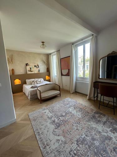 - une chambre avec un lit, une télévision et un tapis dans l'établissement Duplex avec grande terrasse vieux port parking gratuit, à Marseille