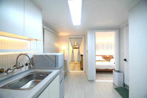 Postel nebo postele na pokoji v ubytování New Sale 스테이 컴포트 강남 Stay Comfort Gangnam