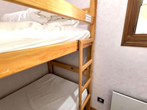 Ce lit superposé se trouve dans une petite chambre dotée d'un lit superposé gmaxwell gmaxwell. dans l'établissement Studio + Cabine 27m² Sud - 4 pers, Grand Bornand, balcon, proche commerces et pistes - FR-1-458-120, au Grand-Bornand