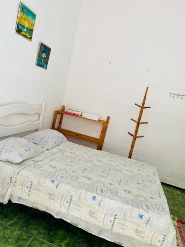 a bedroom with a bed in a room at Paracuru HolaOnda WaveHostel in Paracuru