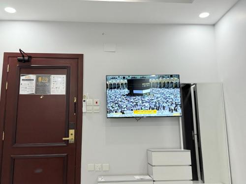 Televisyen dan/atau pusat hiburan di فندق الإطلالة الذهبية الفندقية