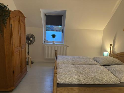 En eller flere senge i et værelse på Gemütliche Ferienwohnung mit eigenem Eingang am Speldorfer Wald