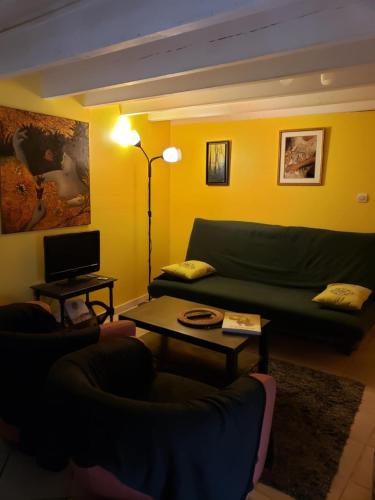 un salon avec un canapé et une table basse dans l'établissement Maison Bretagne proche Penestin port La Roche Bernard 5 à 6 pers, à La Roche-Bernard