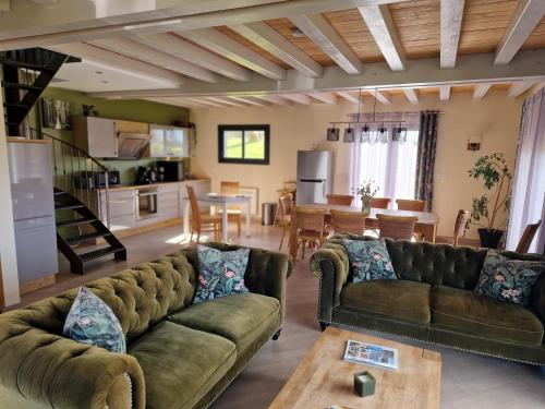 un salon avec deux canapés et une cuisine dans l'établissement Cottage La Grenouillère, à Menetou-Râtel