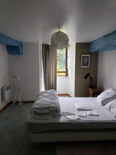 une chambre avec un lit et une fenêtre dans l'établissement Maison Bretagne proche Penestin port La Roche Bernard 5 à 6 pers, à La Roche-Bernard
