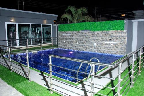 - une piscine sur le côté d'une maison dans l'établissement Pearls End Apartments, à Lagos